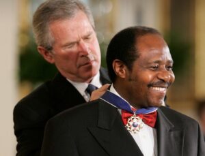 Paul Rusesabagina getting a medal from Bush