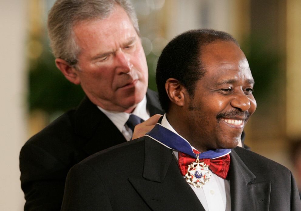 Paul Rusesabagina getting a medal from Bush